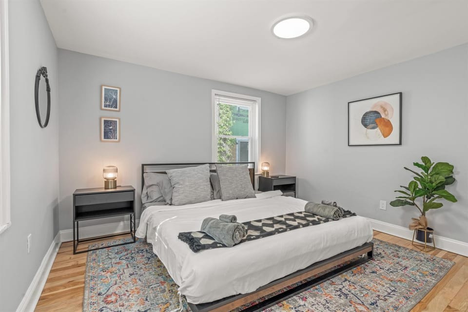 Pet Friendly- Big- King Bed A Location House in Philadelphia