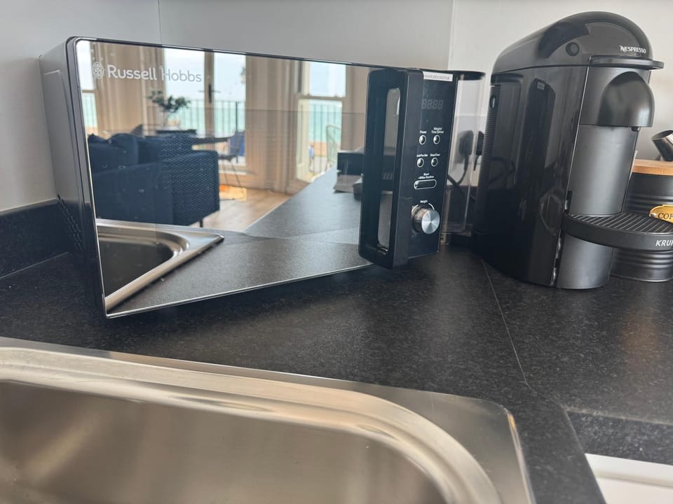 Seaview flat with balcony, spacious 2 bedroom Apartment in Worthing