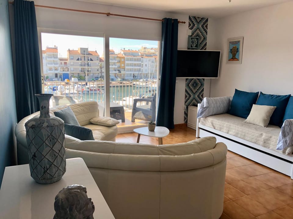 Appartement 80 m2,Port Rhodes D-2 chambres, terrasse panoramique, vue sur le canal principal d’Empuriabrava Apartment in Alt Empordà