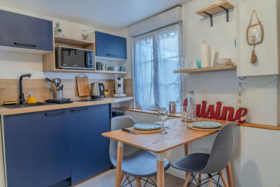 Kitchen or kitchenette, Dining area, stove