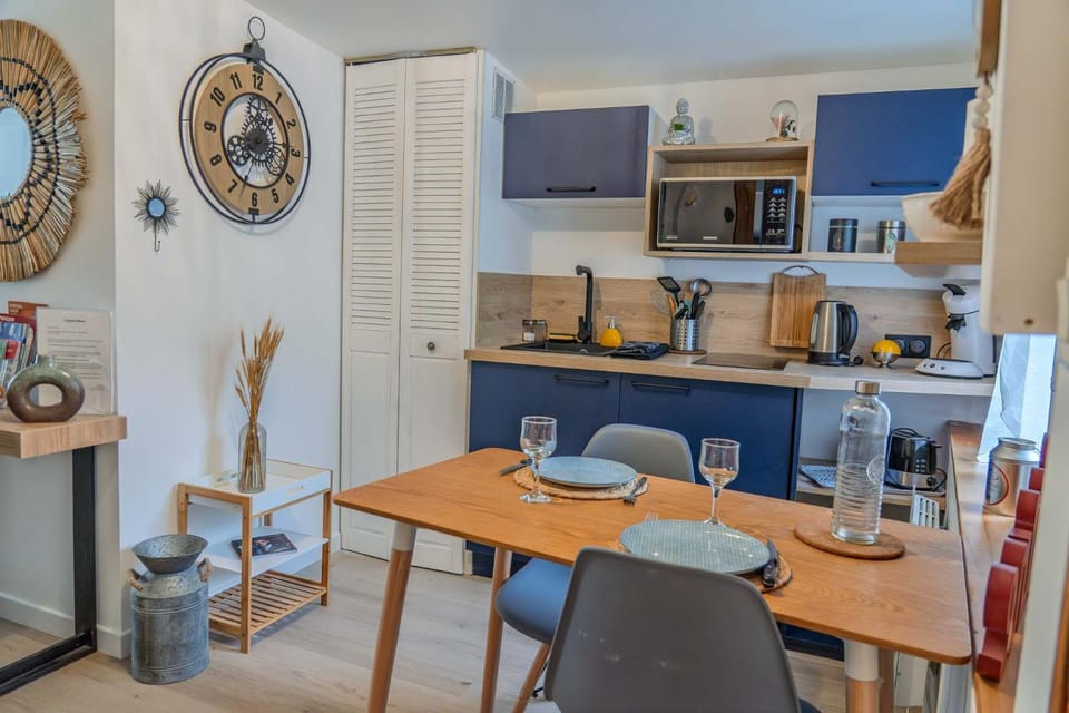 Kitchen or kitchenette, Dining area, stove