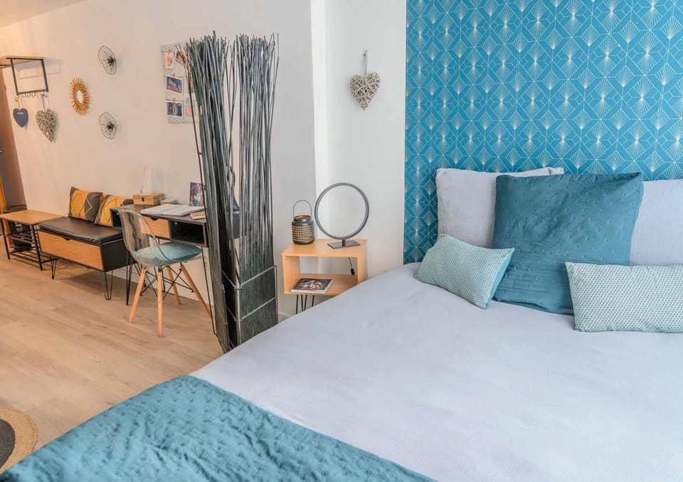 Photo of the whole room, Seating area