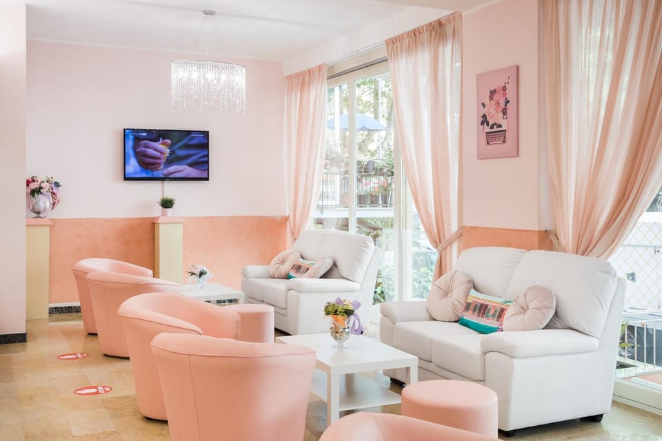 Communal lounge/ TV room, Lobby or reception