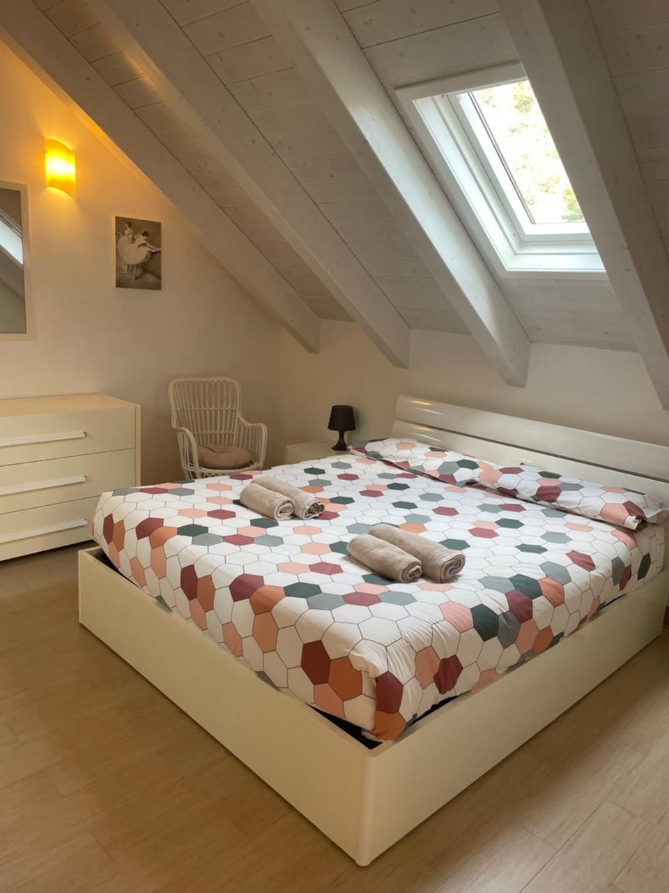 Photo of the whole room, Bedroom
