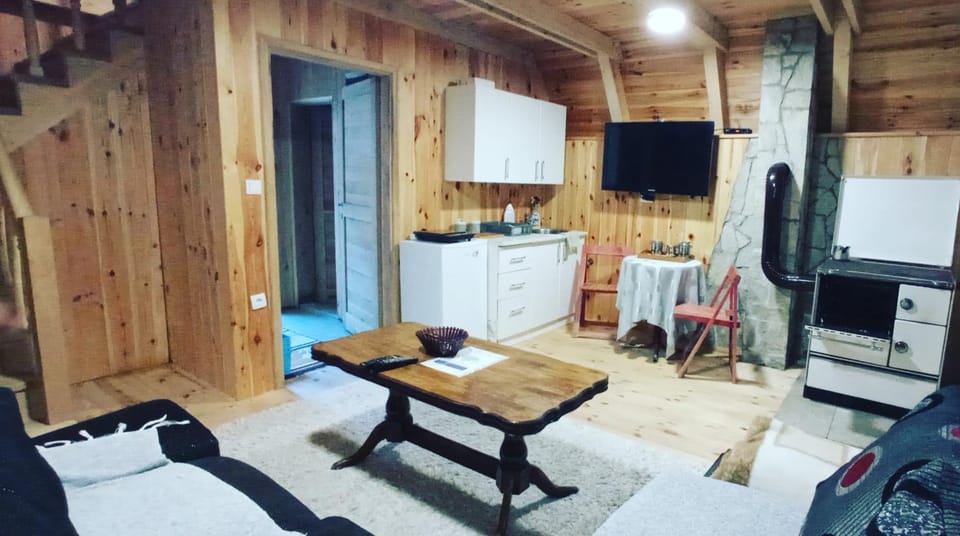TV and multimedia, Kitchen or kitchenette, Living room, Seating area, Dining area, pet friendly, stove
