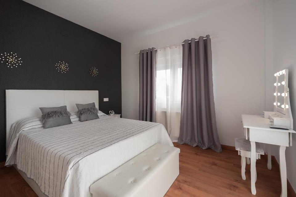 Photo of the whole room, Bedroom