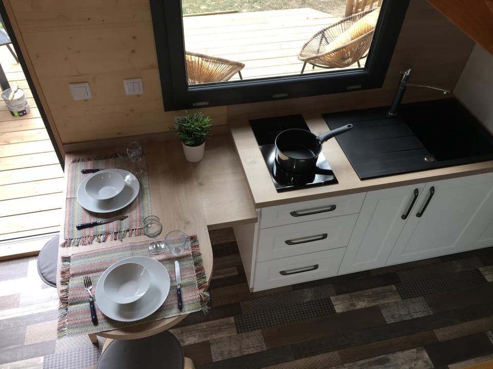 Kitchen or kitchenette