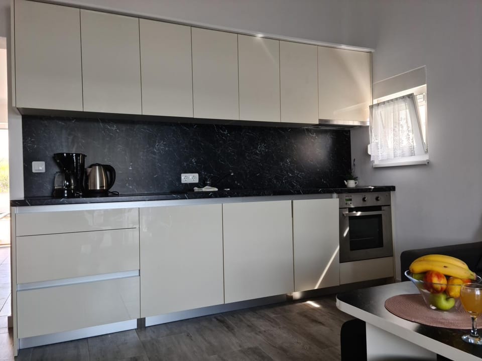 Coffee/tea facilities, Kitchen or kitchenette, Dining area