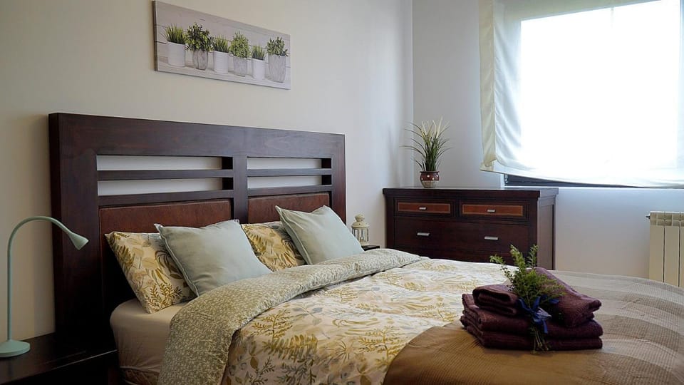 Photo of the whole room, Bedroom