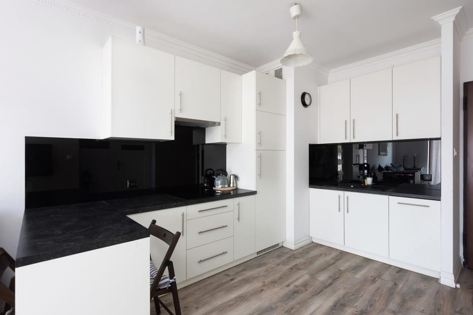 Coffee/tea facilities, Kitchen or kitchenette, Dining area, microwave, oven, stove