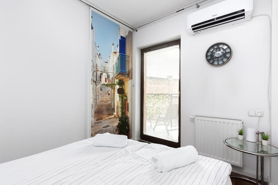 Bed, Photo of the whole room, Bedroom, City view, Inner courtyard view, towels, air conditioner