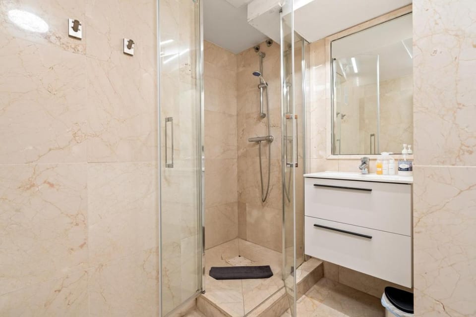 Shower, Toilet, Bathroom, bidet, towels