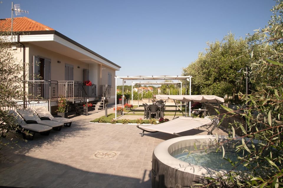 Patio, Solarium, Spa and wellness centre/facilities