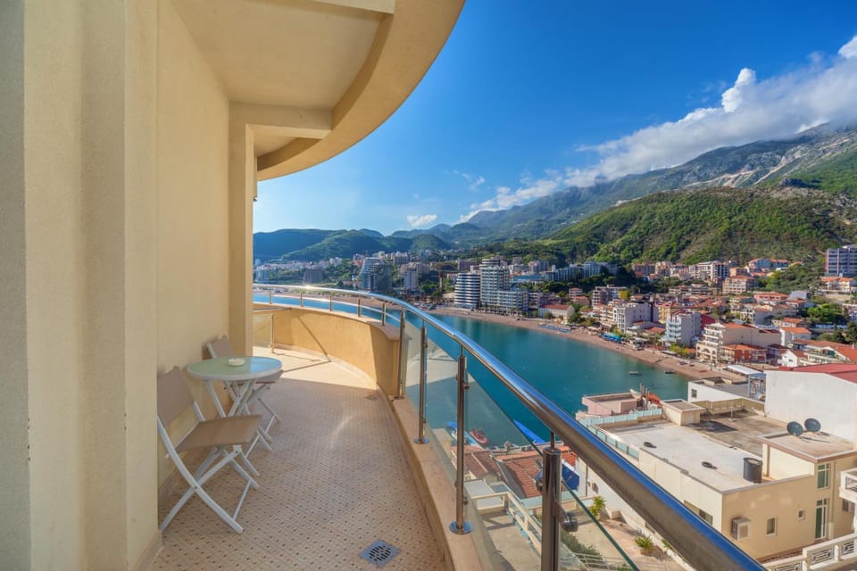 Balcony/Terrace, City view, Mountain view, Street view
