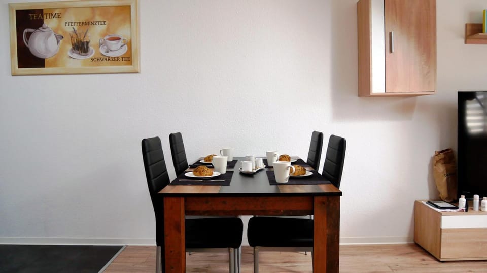 Coffee/tea facilities, Living room, Seating area, Dining area