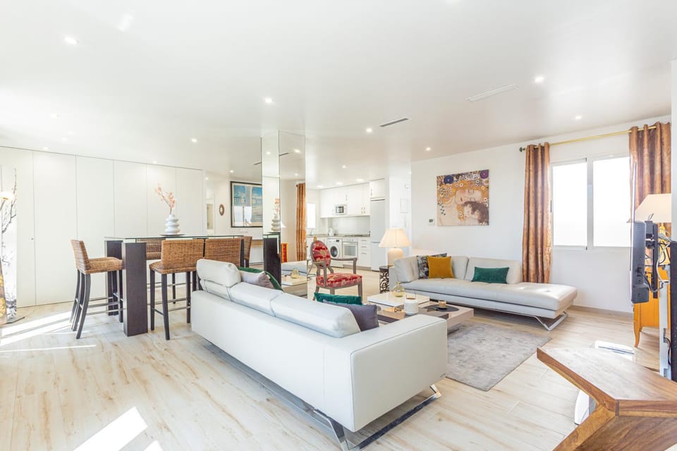 TV and multimedia, Living room, Seating area, Dining area, air conditioner
