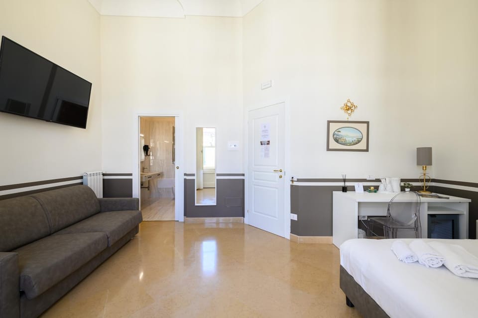 Bed, TV and multimedia, Photo of the whole room, Seating area