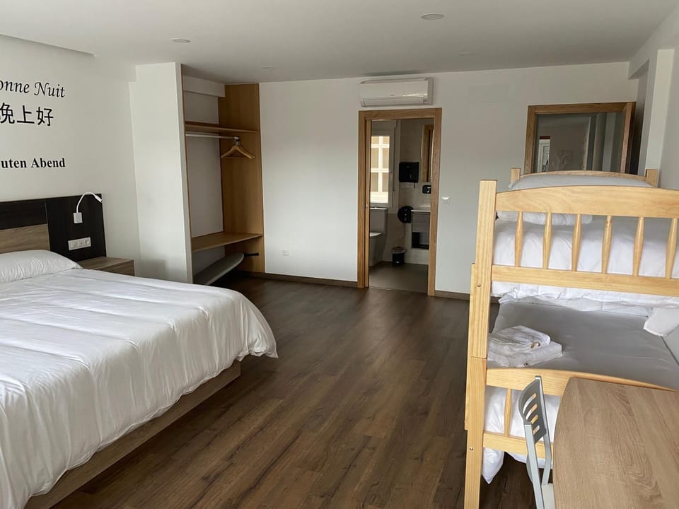 Bathroom, Photo of the whole room, bunk bed