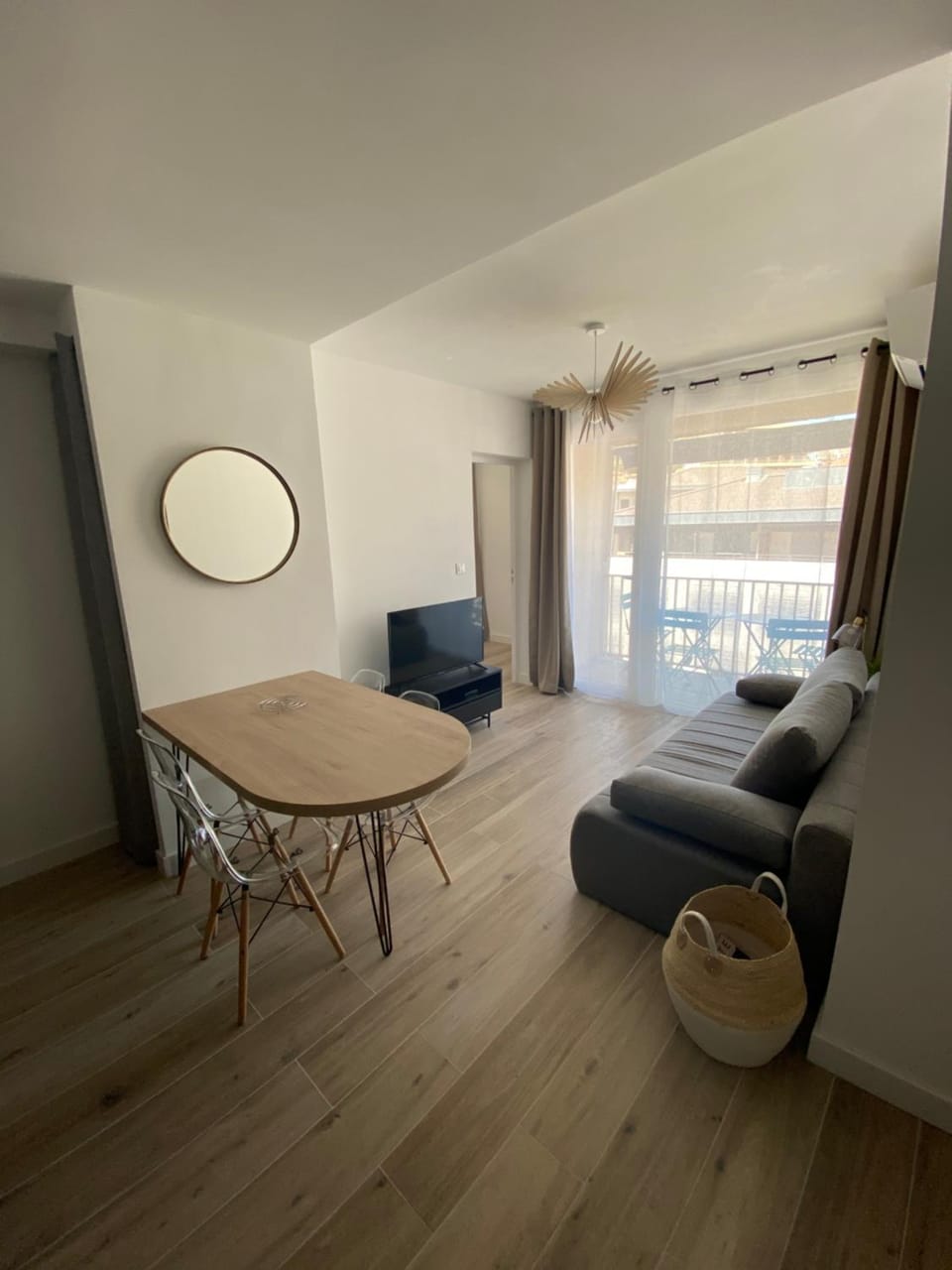 Ajaccio magnifique T2 37m2 centre ville vue mer au bord de la plage Neuf 4 couchages balcon parking privé fermé Clim wifi Apartment in Ajaccio