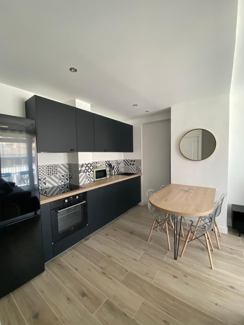 Ajaccio magnifique T2 37m2 centre ville vue mer au bord de la plage Neuf 4 couchages balcon parking privé fermé Clim wifi Apartment in Ajaccio
