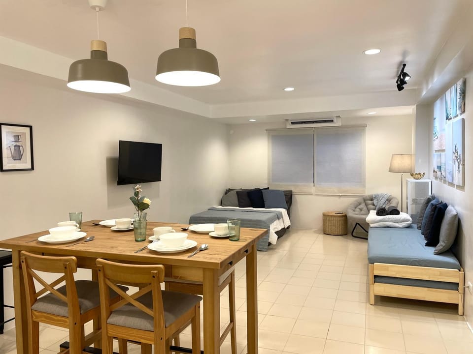 Living room, Seating area, Dining area