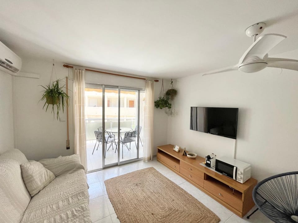 Communal lounge/ TV room, Living room, Seating area, fireplace, air conditioner