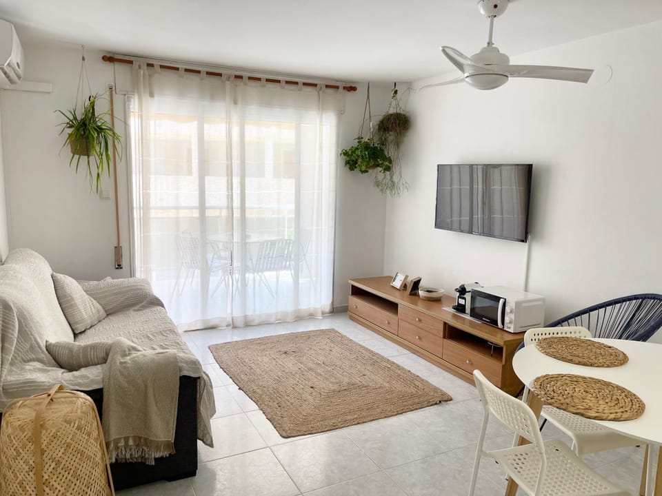 Communal lounge/ TV room, TV and multimedia, Living room, Seating area, fireplace, air conditioner