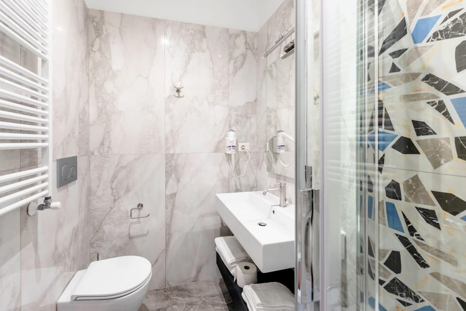 Shower, Toilet, Bathroom, towels