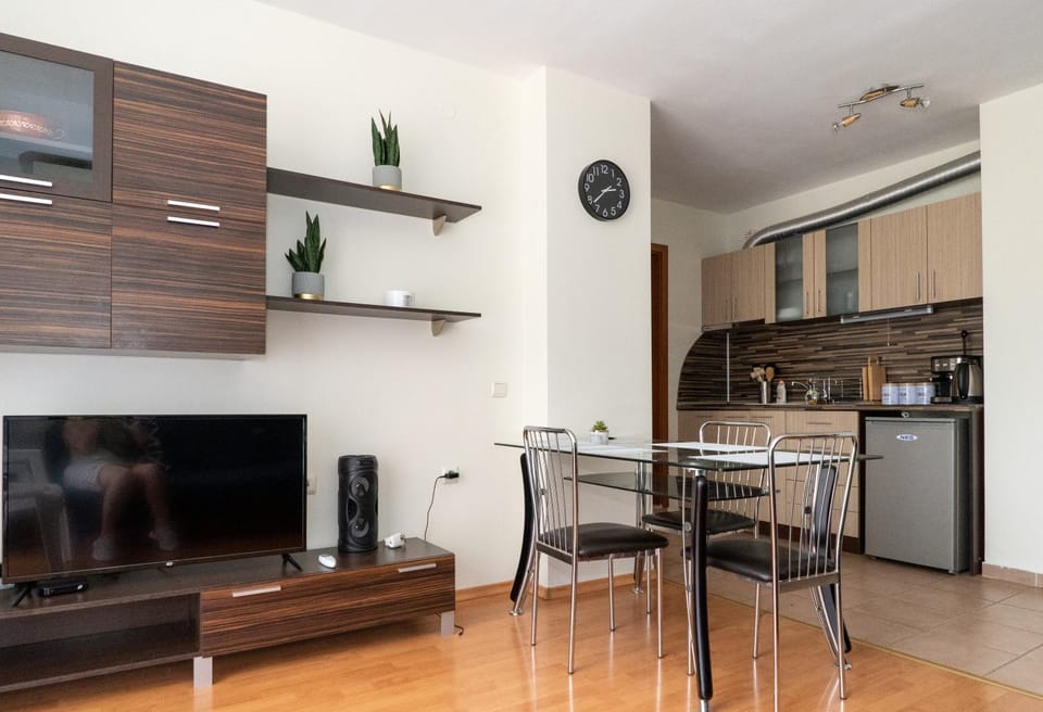 Communal lounge/ TV room, TV and multimedia, Kitchen or kitchenette, Living room, Seating area, Dining area, Communal kitchen