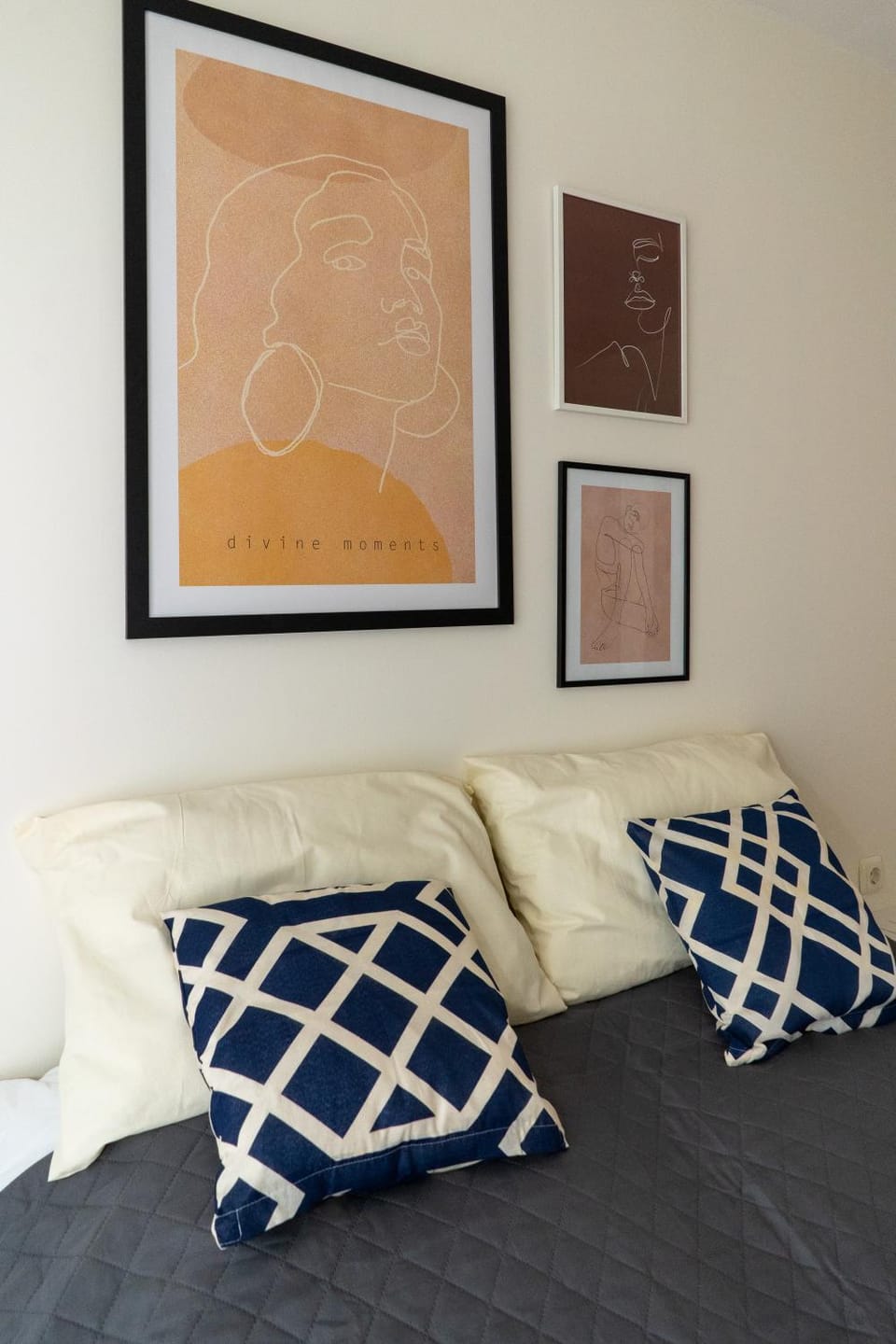 Bed, Seating area, Bedroom