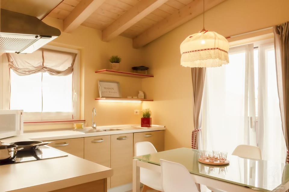 Kitchen or kitchenette, Dining area, minibar