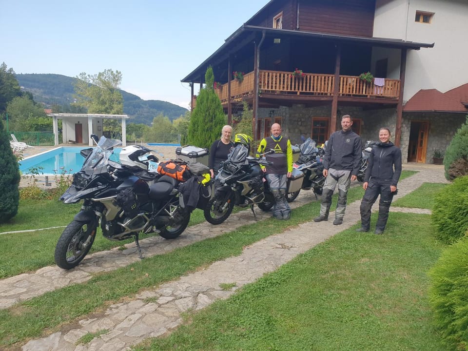 Property building, Day, Neighbourhood, Natural landscape, Garden, Balcony/Terrace, Mountain view, group of guests