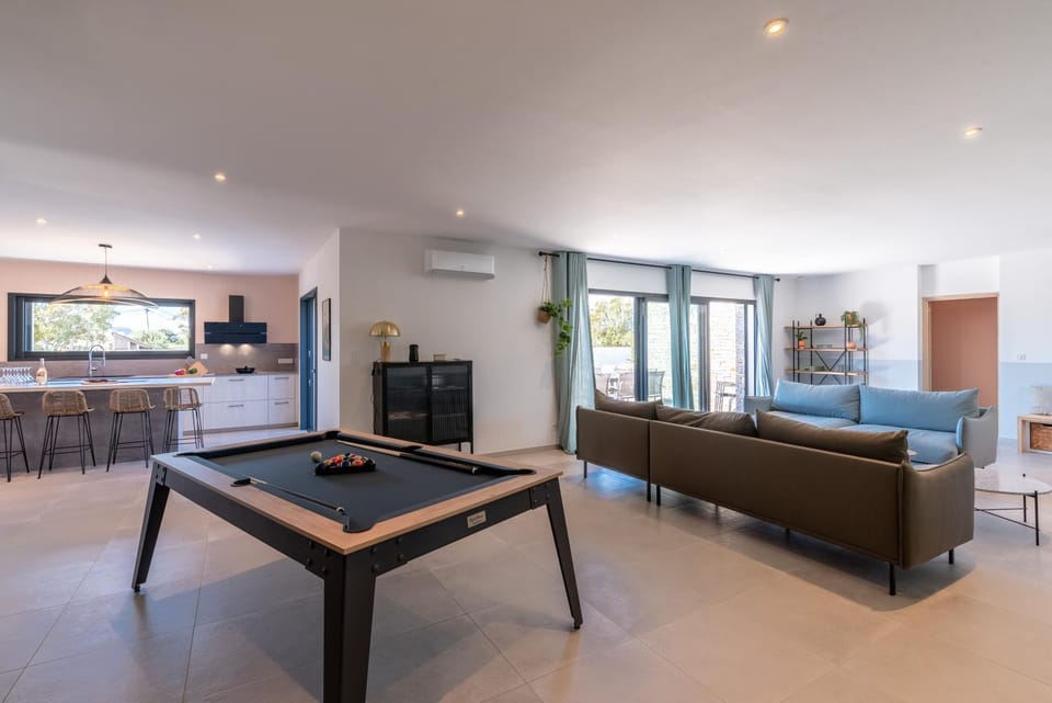 Billiard, Living room