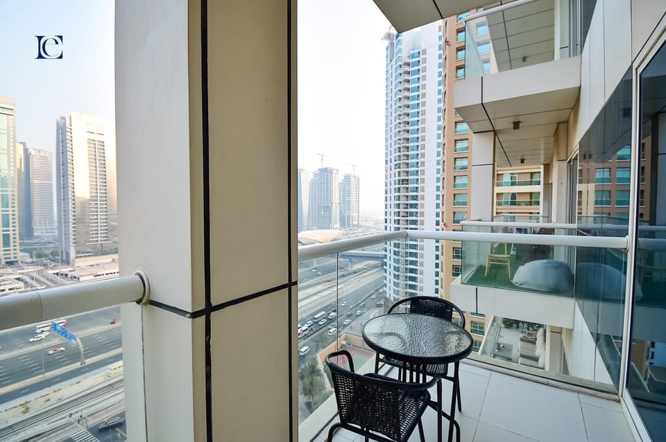 Property building, Patio, Day, View (from property/room), Balcony/Terrace, Dining area, City view