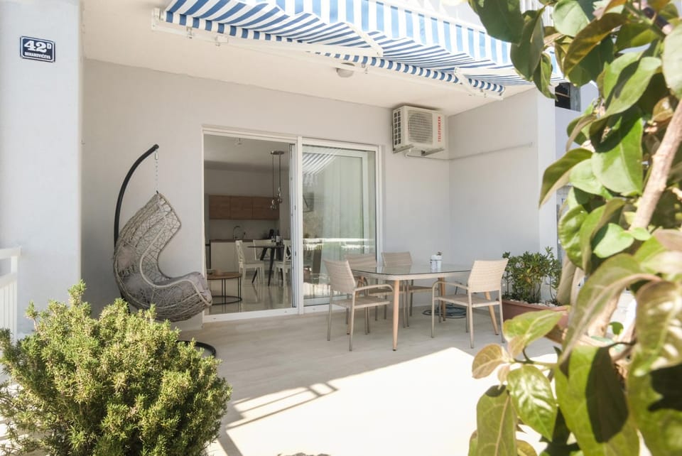 Facade/entrance, Balcony/Terrace