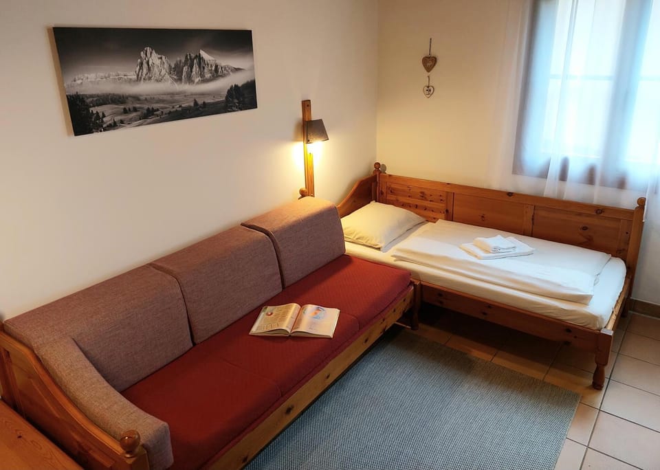 Bed, Seating area