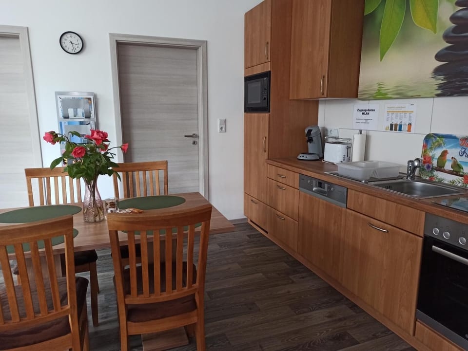 Coffee/tea facilities, Dining area, minibar, stove, toaster
