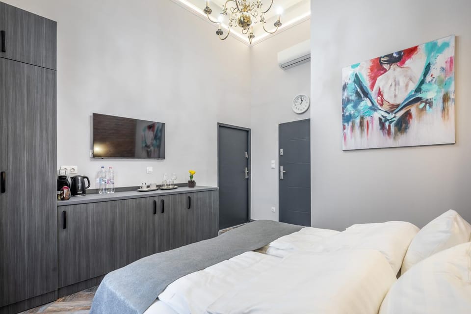 Bed, TV and multimedia, Photo of the whole room, Bedroom