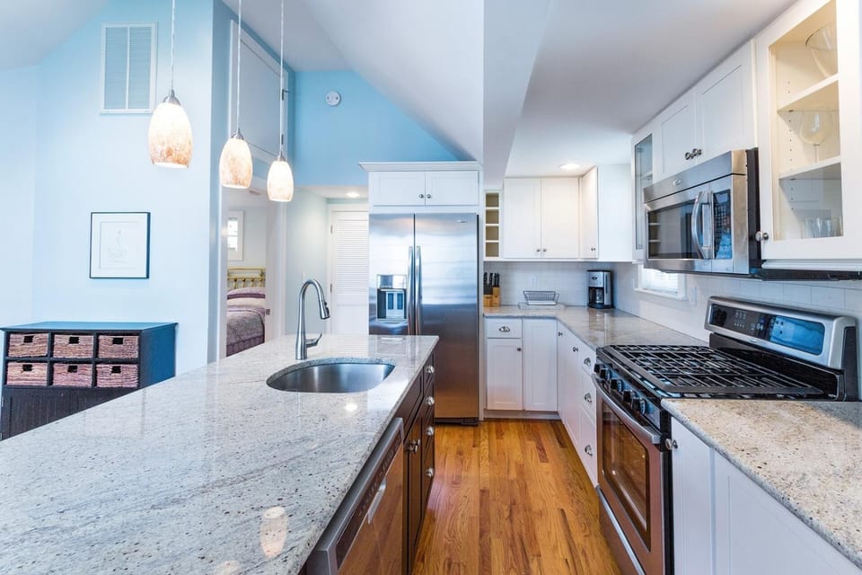 Beautiful & Romantic 1BR Cottage w/Beach Locker Bed and Breakfast in Ocean Grove