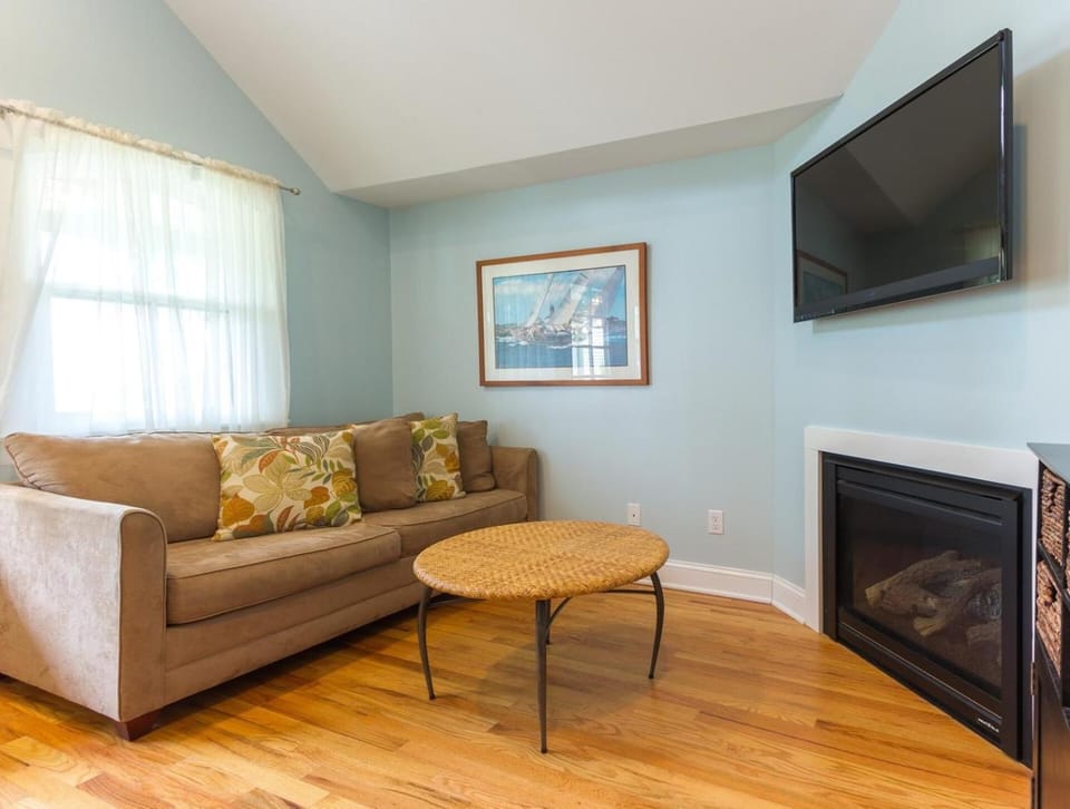 Beautiful & Romantic 1BR Cottage w/Beach Locker Bed and Breakfast in Ocean Grove