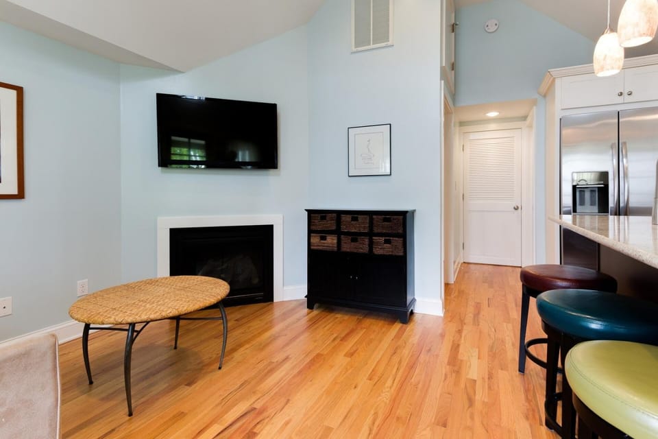 Beautiful & Romantic 1BR Cottage w/Beach Locker Bed and Breakfast in Ocean Grove