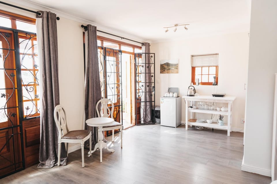 Kitchen or kitchenette, Living room, Seating area