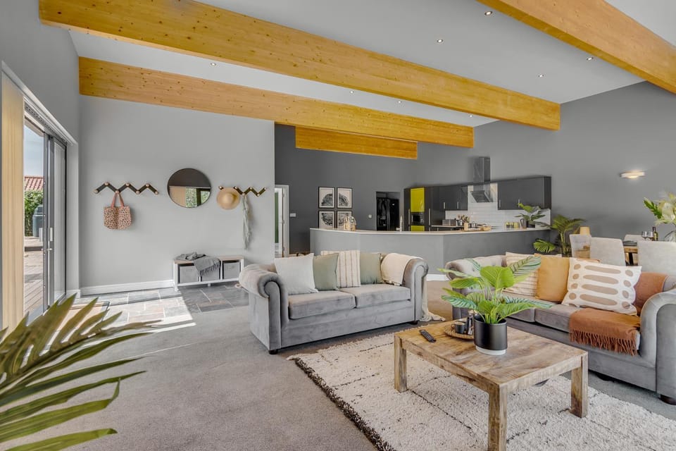 Kitchen or kitchenette, Living room, Seating area, Dining area