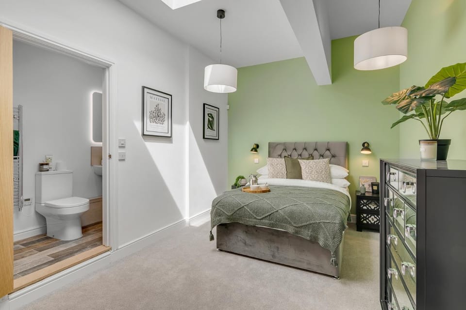 Toilet, Bed, Bathroom, Photo of the whole room, Decorative detail, Bedroom