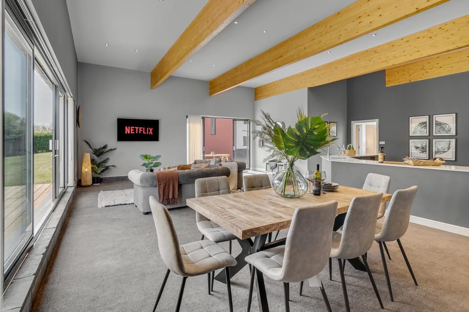 Communal lounge/ TV room, TV and multimedia, Kitchen or kitchenette, Living room, Seating area, Dining area, Evening entertainment, Facility for disabled guests