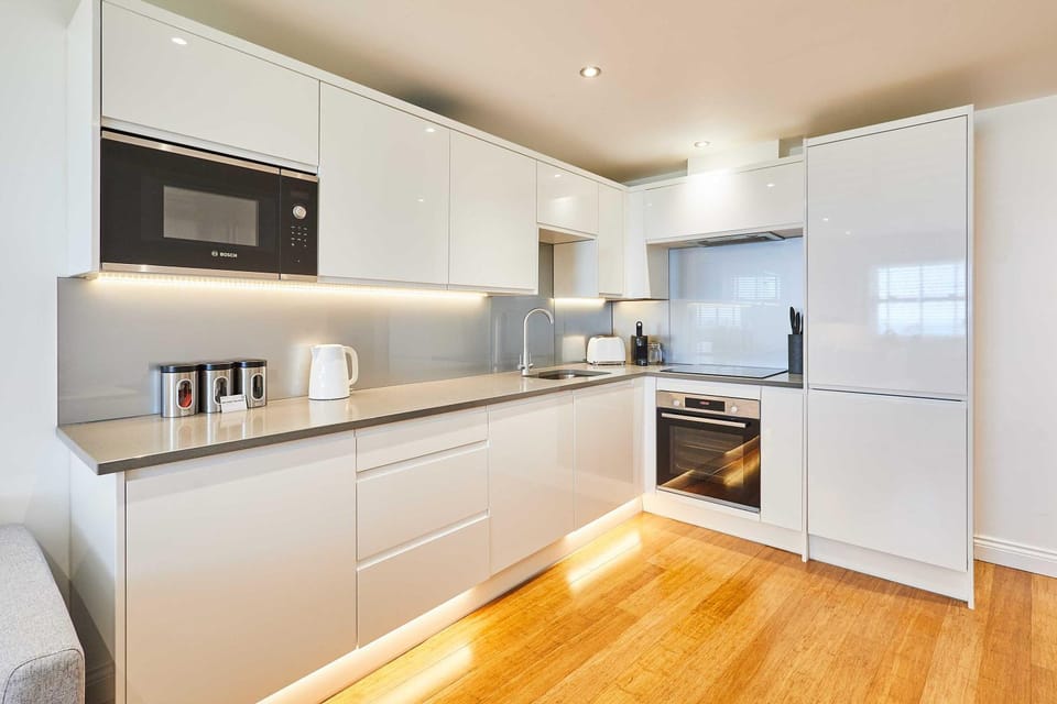 Coffee/tea facilities, Kitchen or kitchenette, oven, stove, toaster
