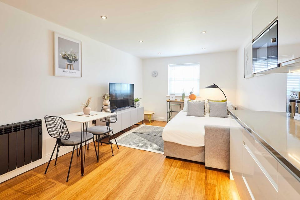 Bed, Kitchen or kitchenette, Living room, Seating area, Dining area