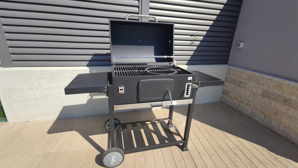 Patio, BBQ facilities