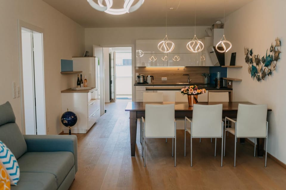 Kitchen or kitchenette, Seating area