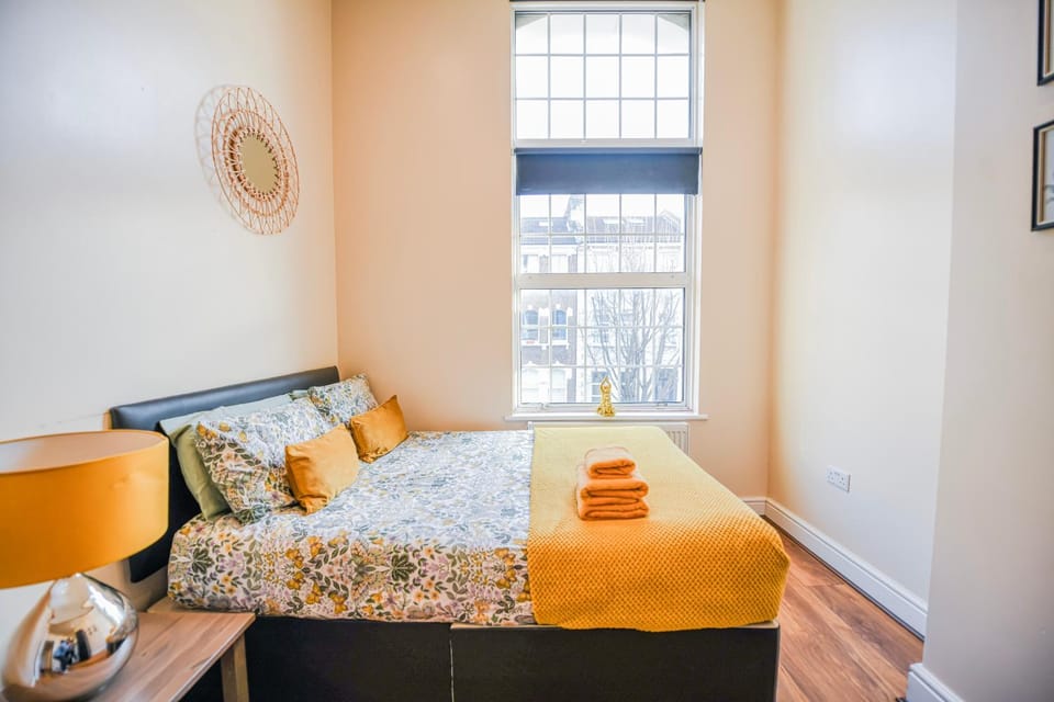 Bed, Photo of the whole room, Seating area, Bedroom